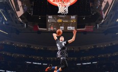 开云官方app入口-东契奇终场绝杀定乾坤，76人险胜广东诠释篮球唯一性