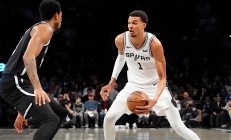 开云足球直播-篮网后卫连续犯错，球队战绩直线下滑遭批评