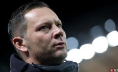 开云体育中国官网-包含法兰克福中场球员迅速调整状态，连续传球创造机会的词条