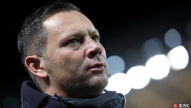 包含法兰克福中场球员迅速调整状态，连续传球创造机会的词条