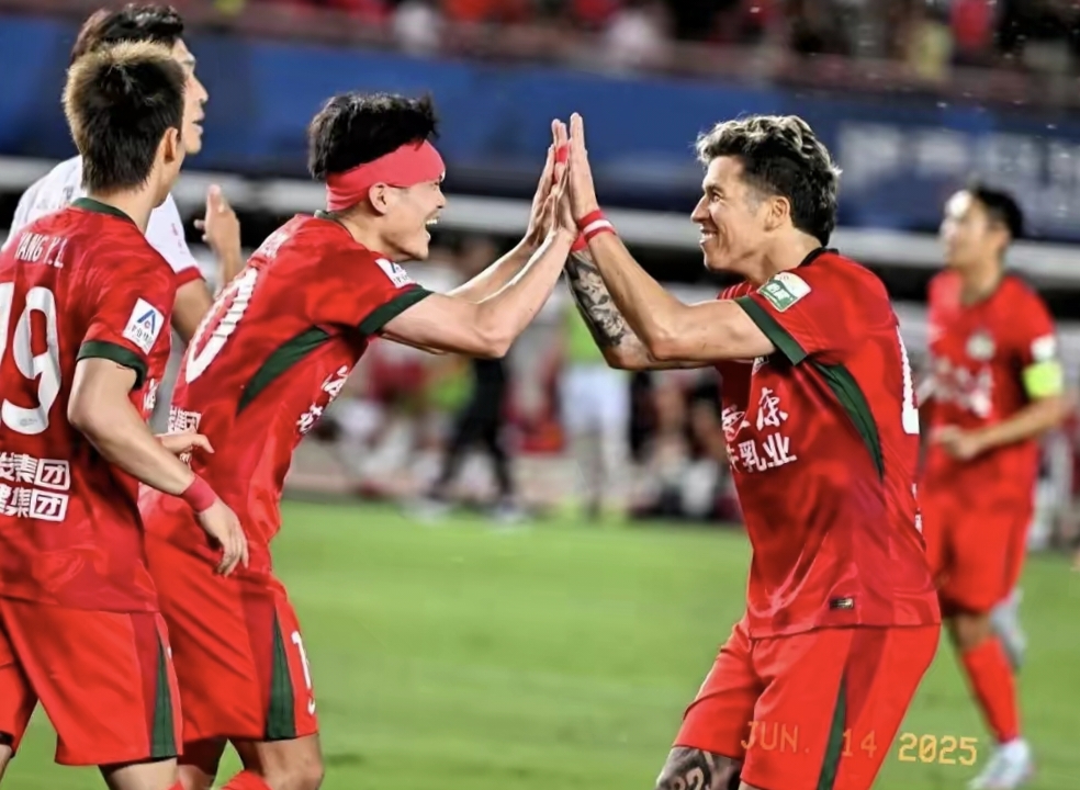 中超赛事掀起高潮，球员全力备战挑战之战的简单介绍