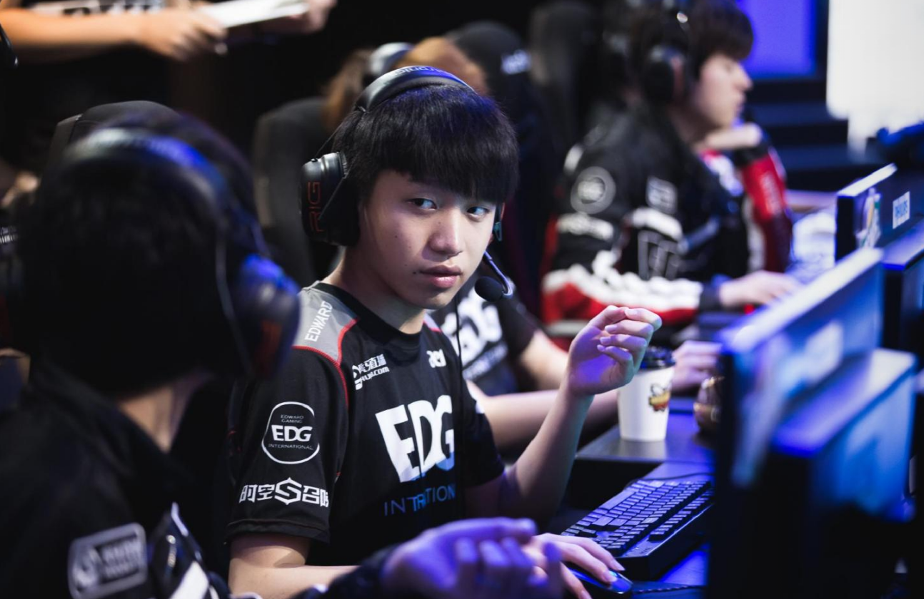 包含怀特海鹿渴望在法国足球联赛中脱颖而出的词条