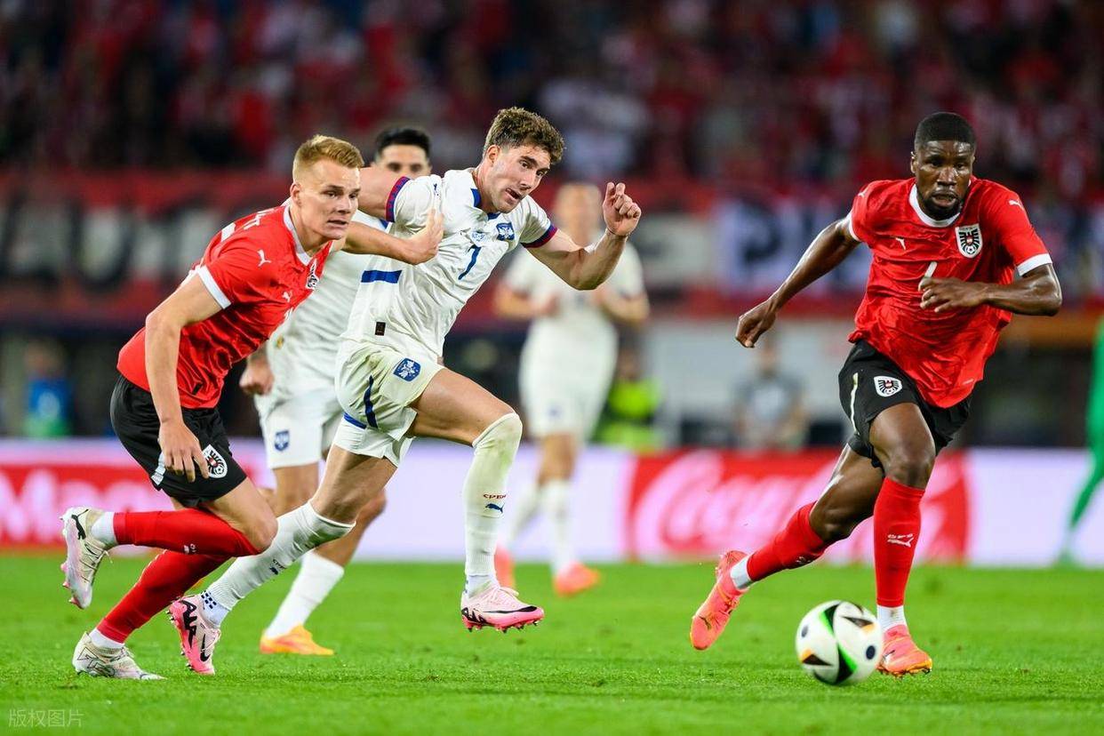 汉堡球队主场气氛火爆，球迷合唱震撼全场