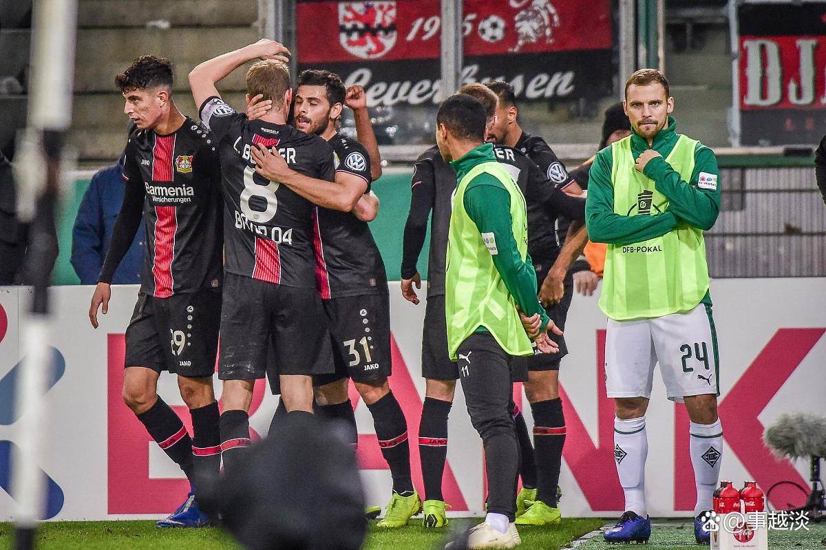 汉堡球队主场气氛火爆，球迷合唱震撼全场