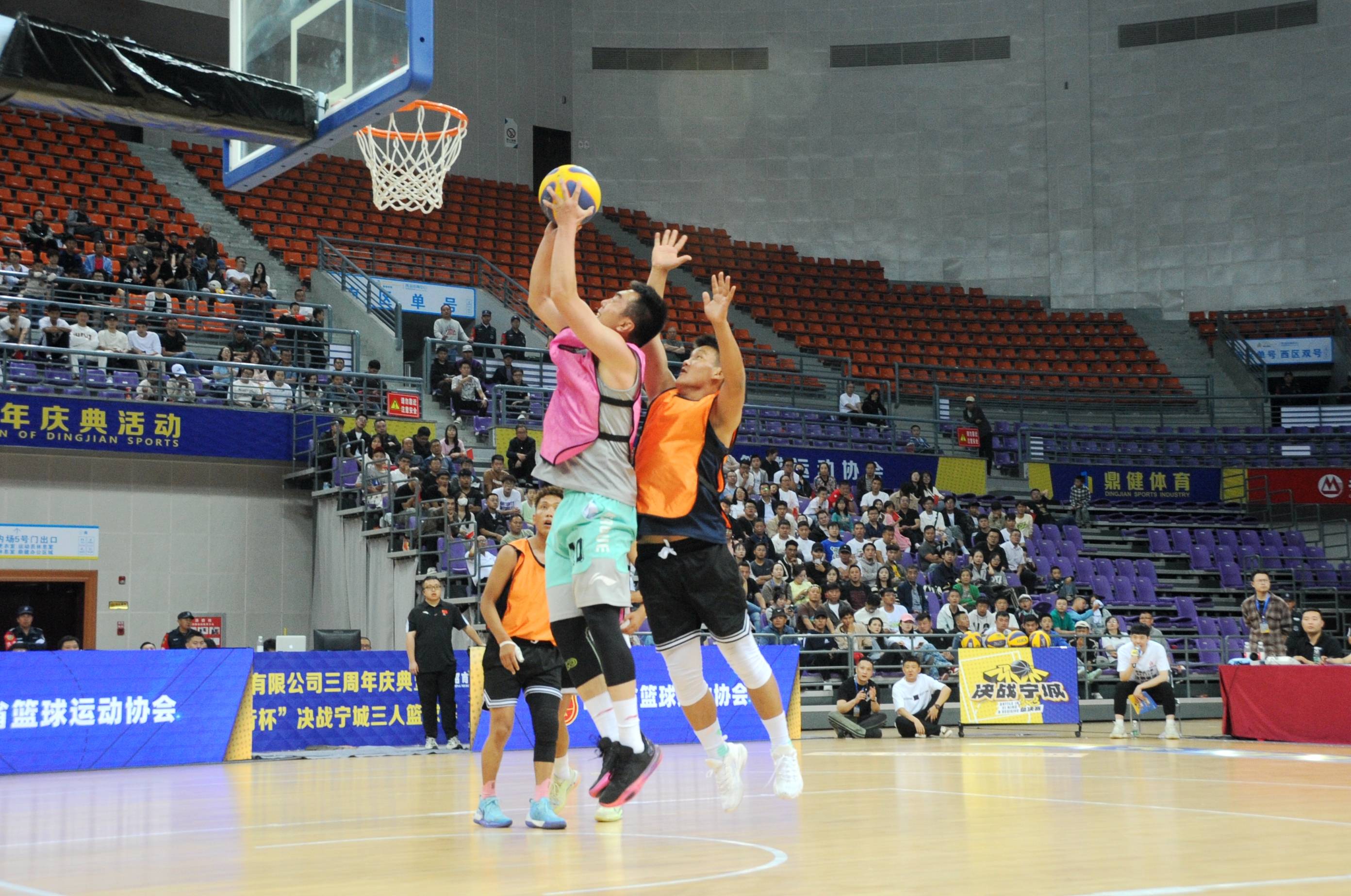 关于篮球比赛中的精彩瞬间，让人目不转睛！的信息