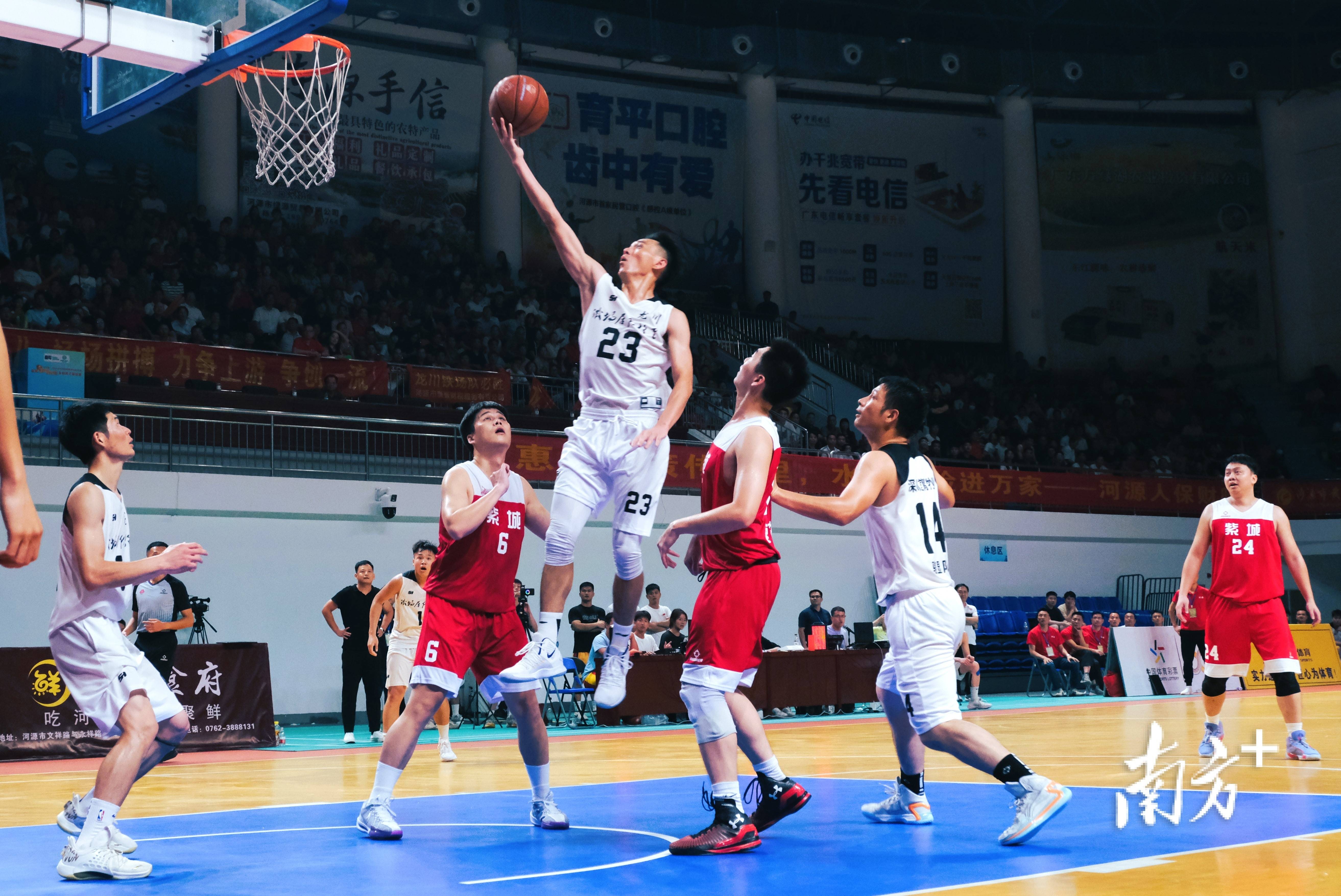 关于篮球比赛中的精彩瞬间，让人目不转睛！的信息