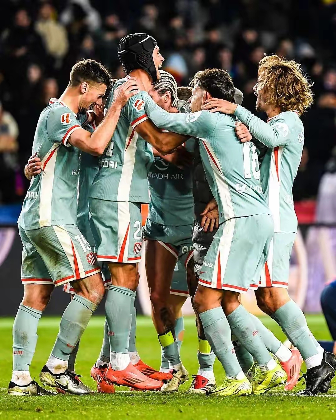 包含巴塞罗那高居榜首，积分领先优势显著的词条