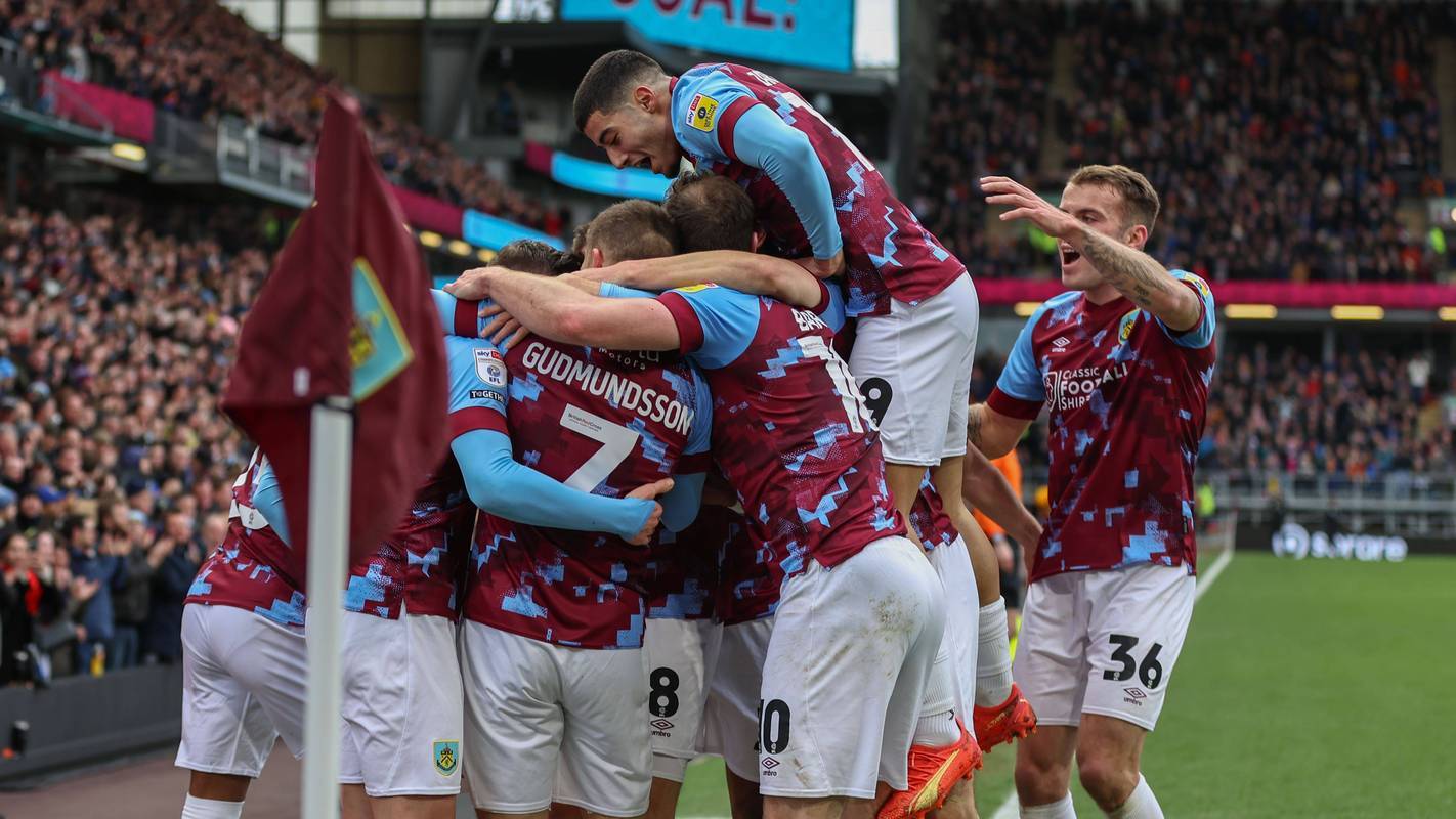 包含利兹联战胜纽卡斯尔，保级形势略有好转的词条