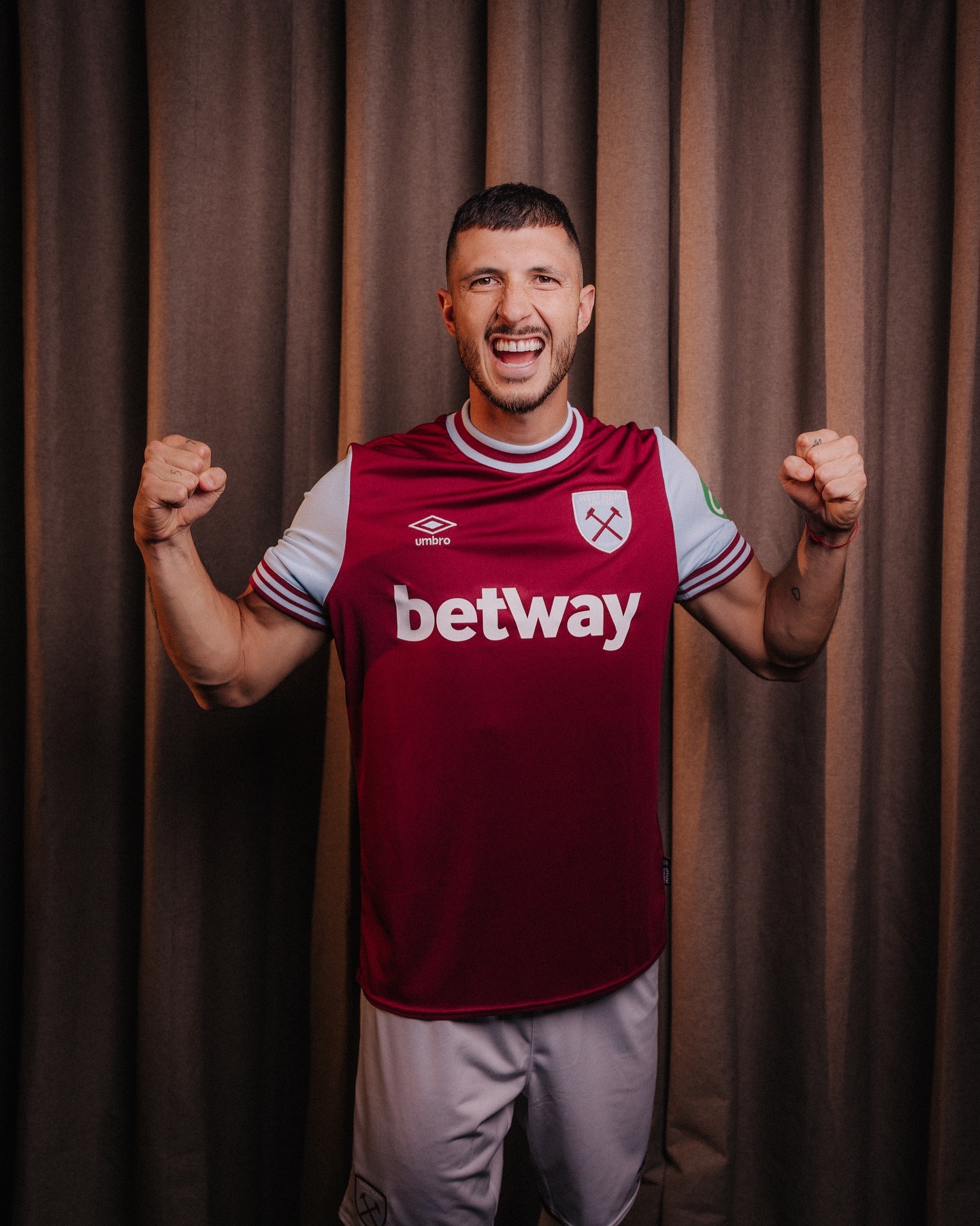 西汉姆联新援表现抢眼，荣登头条