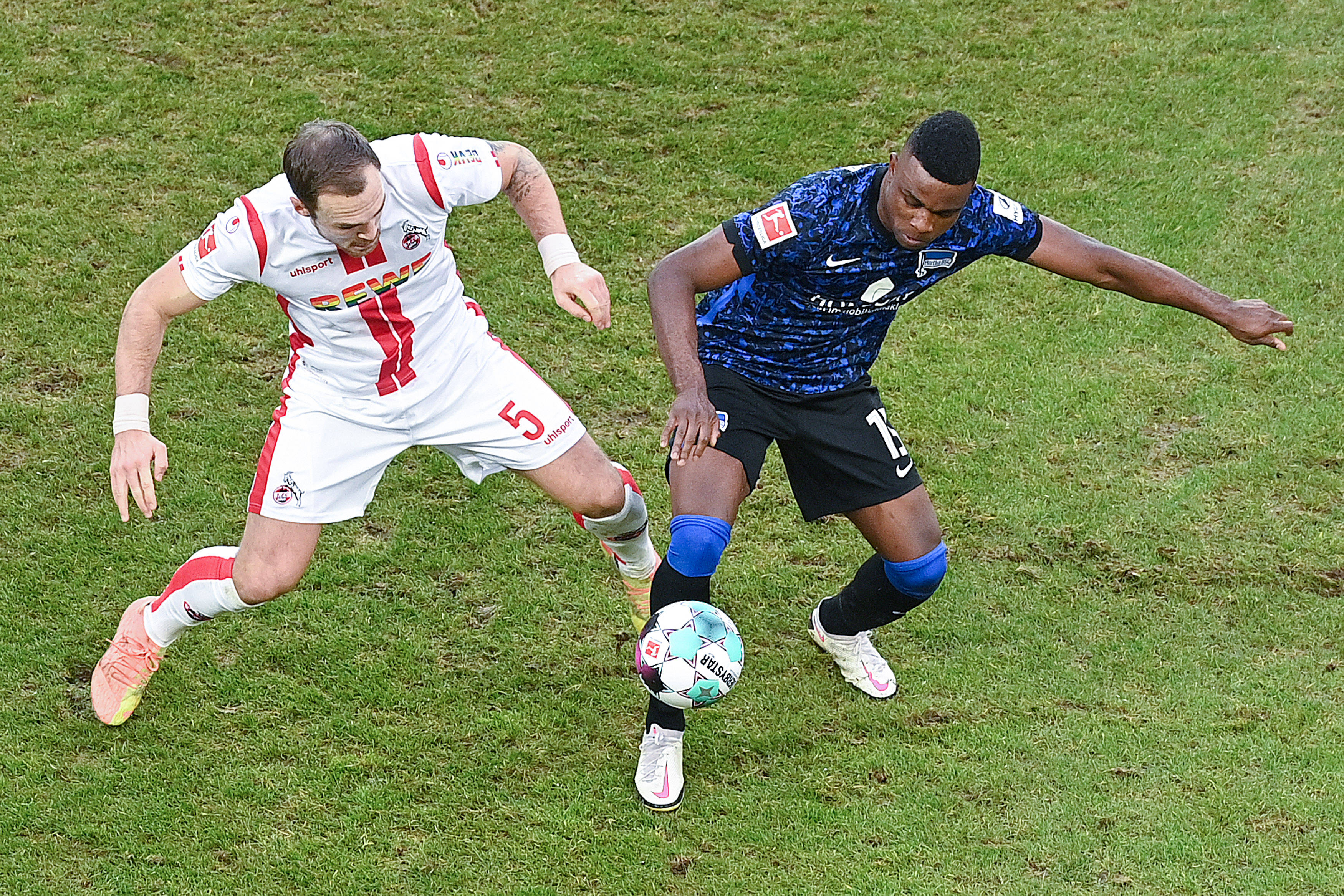 柏林赫塔球员庆祝进球,庆祝热情高涨 柏林赫塔球员庆祝进球,庆祝热情高涨