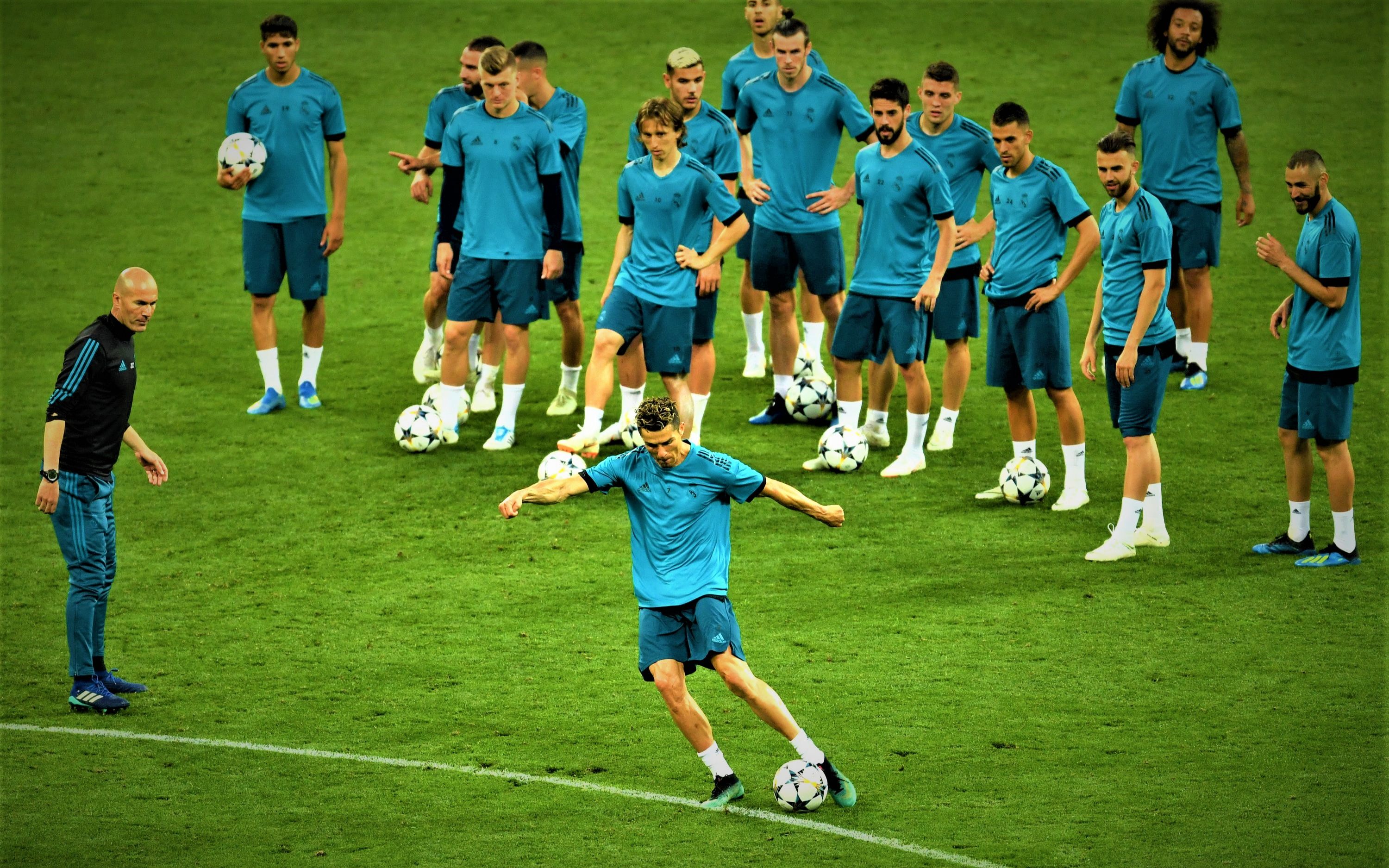 皇马球员集体训练备战关键比赛的简单介绍