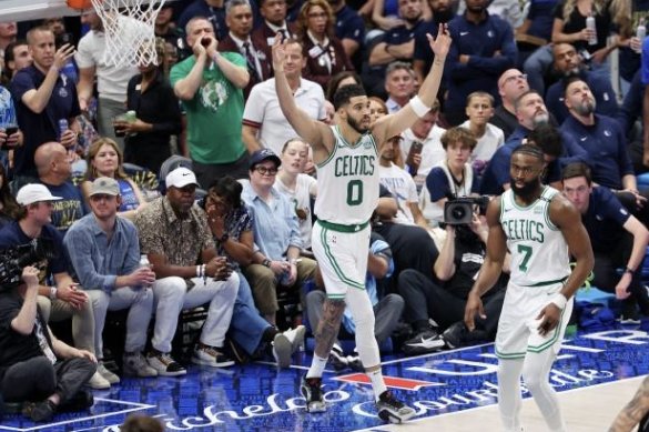 勇士惊险逆转凯尔特人，取得七连胜的简单介绍