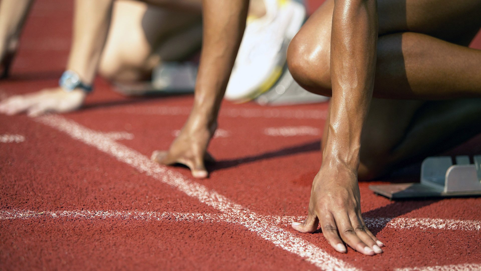 赛道风云突变,拉塞尔统治全场,雷诺车队完胜红牛