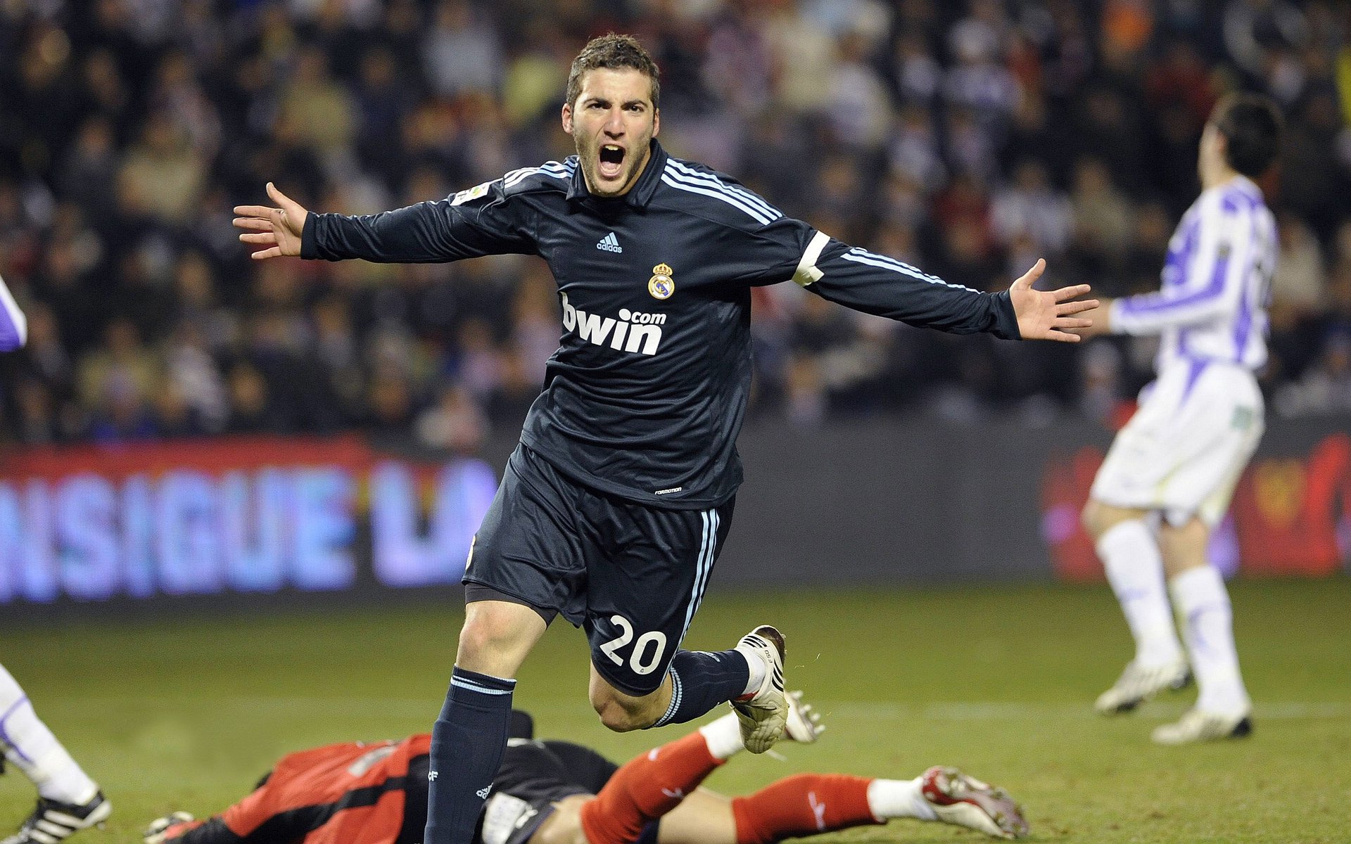 黄鸭组合炽焰燃绿茵，德意志战车鏖战高卢雄鸡